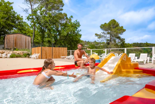 Piscine enfants avec toboggan et famille au camping CLICOCHIC Or�e d'Azur � OPIO (06).