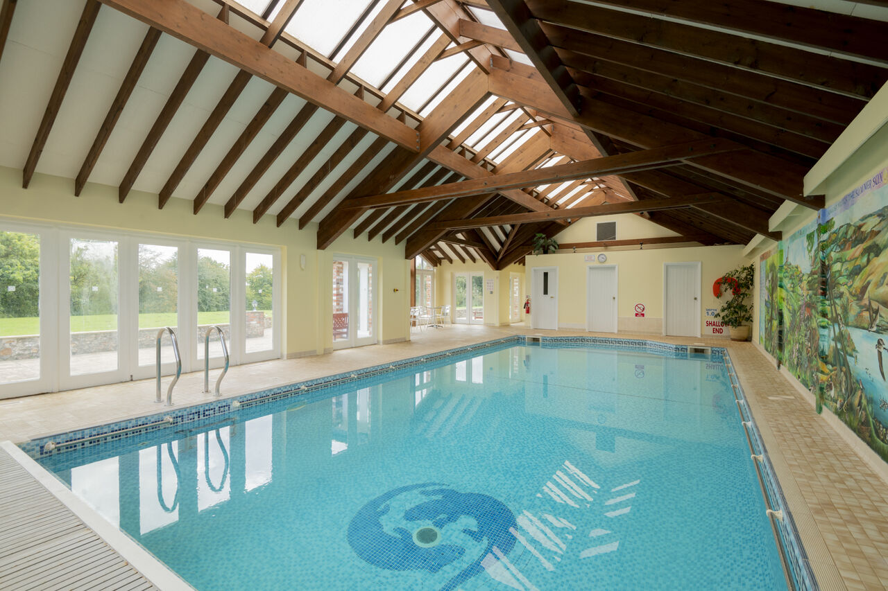 Piscine int�rieure lumineuse, charpente bois, CAPFUN UK Otter Falls � Upottery Nr Honiton.