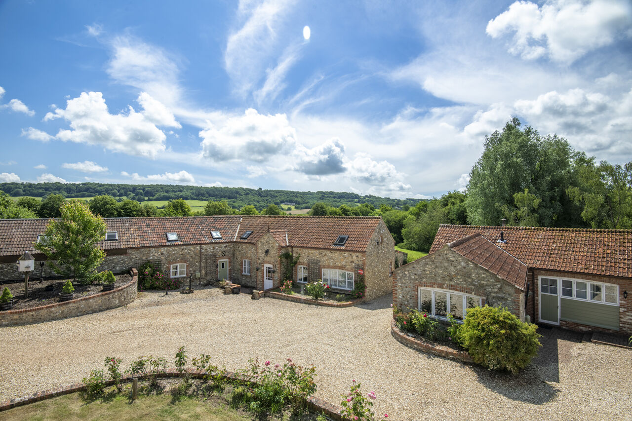 G�tes en pierre et cour gravillonn�e, vue a�rienne au camping CAPFUN UK Otter Falls � Upottery Nr Honiton.