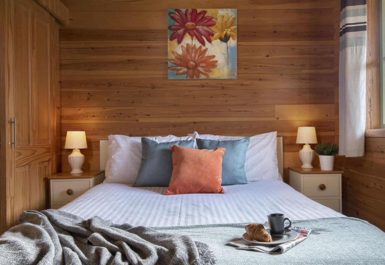 Chambre double confortable avec petit-d�jeuner au lit au camping CAPFUN UK Otter Falls � Upottery Nr Honiton.