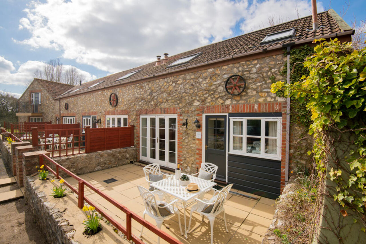 Terrasses privatives et h�bergements en pierre au camping CAPFUN UK Otter Falls � Upottery Nr Honiton.