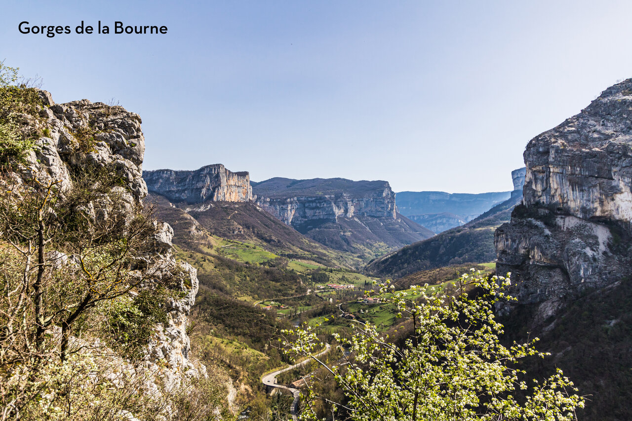 Gorges de la Bourne, paysage montagneux spectaculaire � visiter pr�s du camping.
