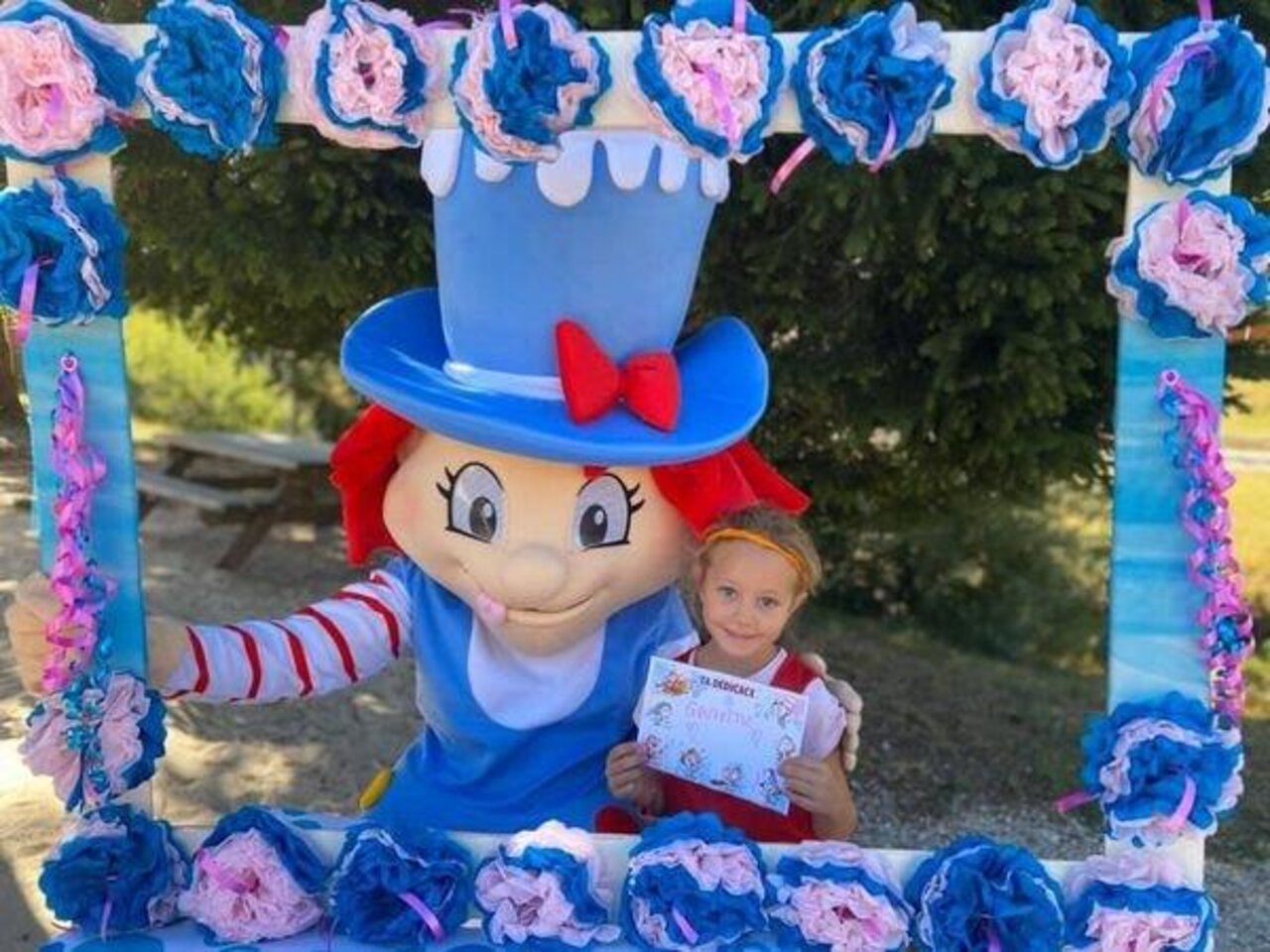 Enfant avec mascotte et cadre festif, animation au camping CAPFUN Oursi�re � Villard de Lans.