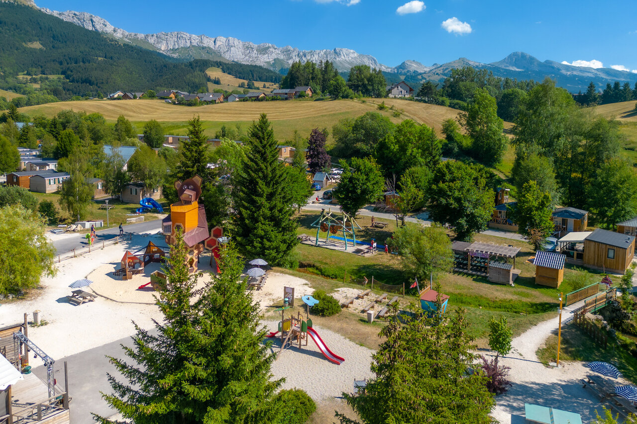 Aire de jeux avec toboggans et structures ludiques au camping CAPFUN Oursi�re � Villard de Lans (38).