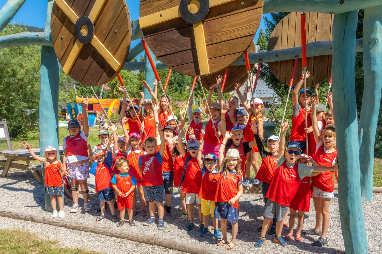 Enfants joyeux participant � une animation sur l'aire de jeux au camping CAPFUN Oursi�re � Villard de Lans (38).