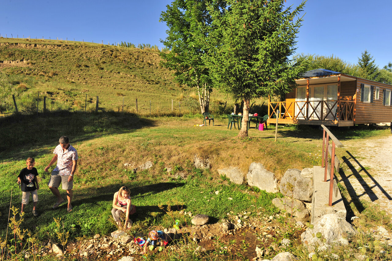 Mobil-home, famille et ruisseau au CAPFUN Oursi�re � Villard de Lans (38).