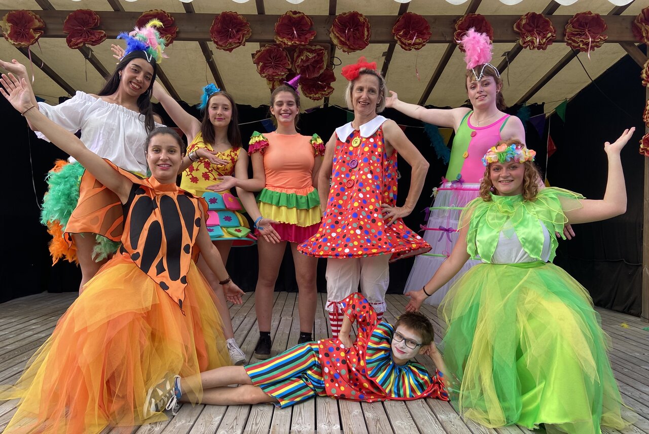 �quipe d'animation costum�e posant sur sc�ne, ambiance festive au camping CAPFUN Oursi�re � Villard de Lans (38).