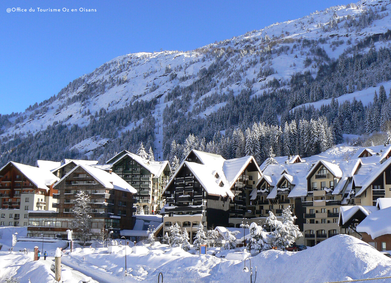 Village de montagne enneig� d'Oz en Oisans, Is�re, avec pistes de ski proches.