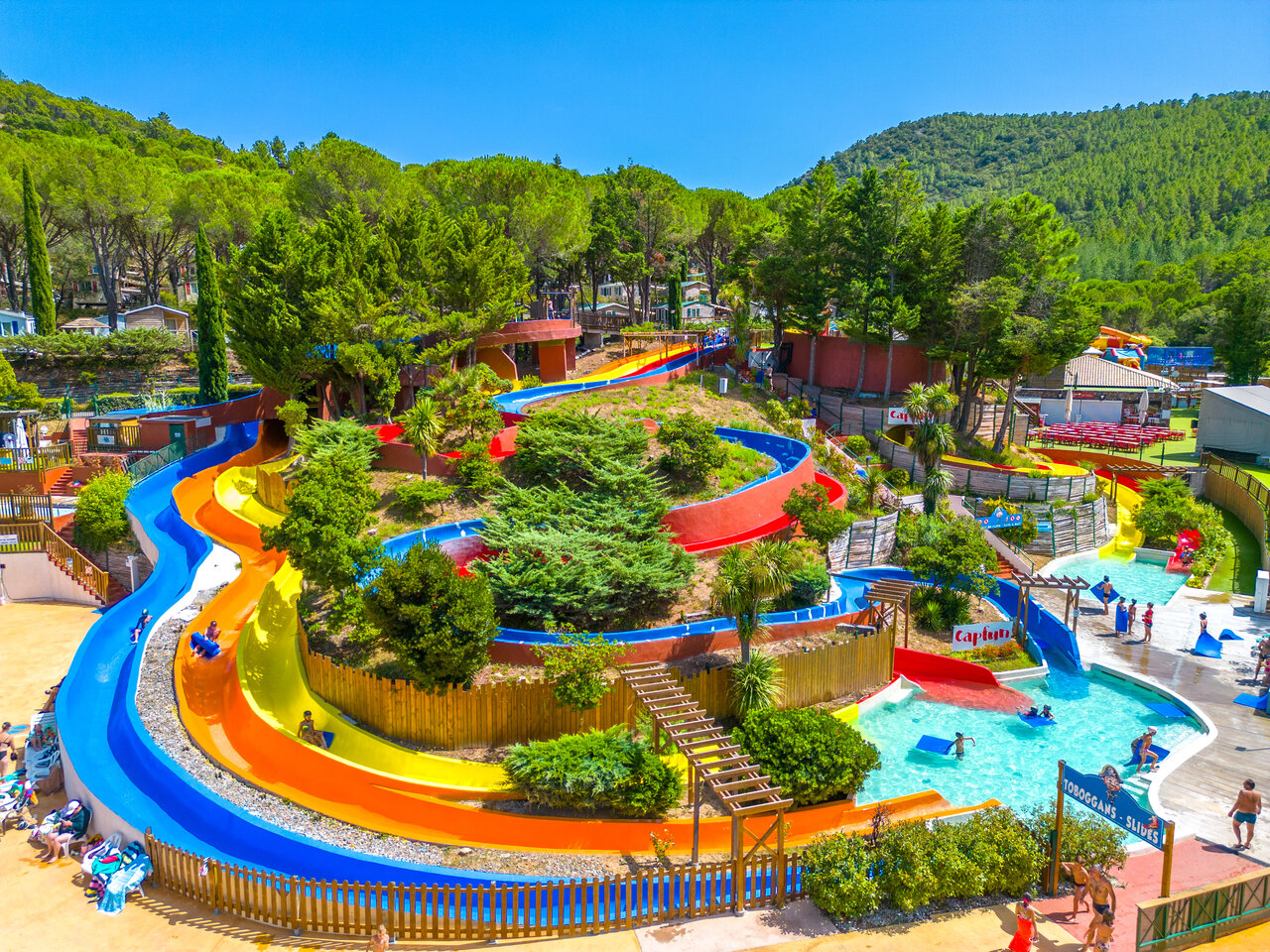 Toboggans aquatiques color�s et piscines anim�es au camping CAPFUN Pachacaid � La Mole (83).