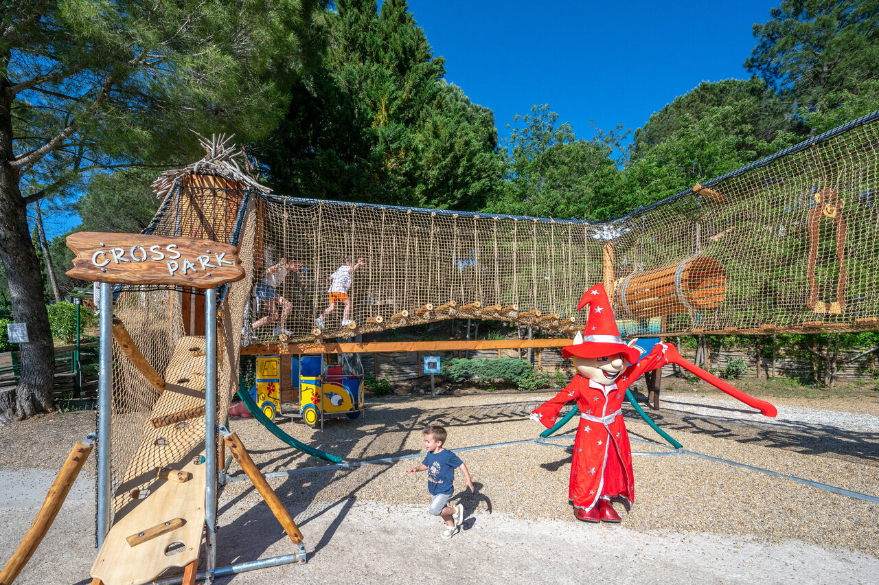 Parcours d'aventure Cross Park et mascotte au camping CAPFUN Pachacaid � La Mole (83).