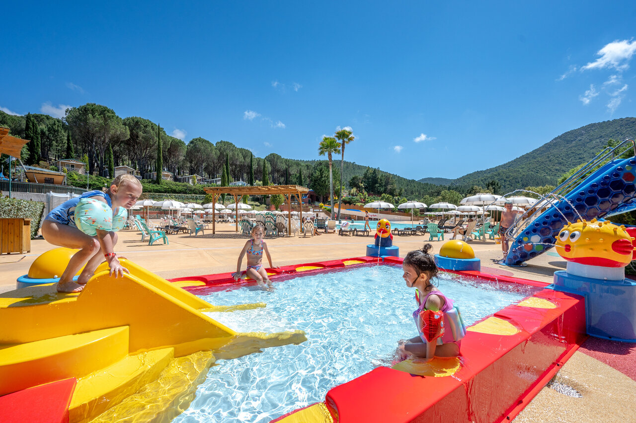 Piscine ludique et jeux aquatiques pour enfants au camping CAPFUN Pachacaid � La Mole (83).