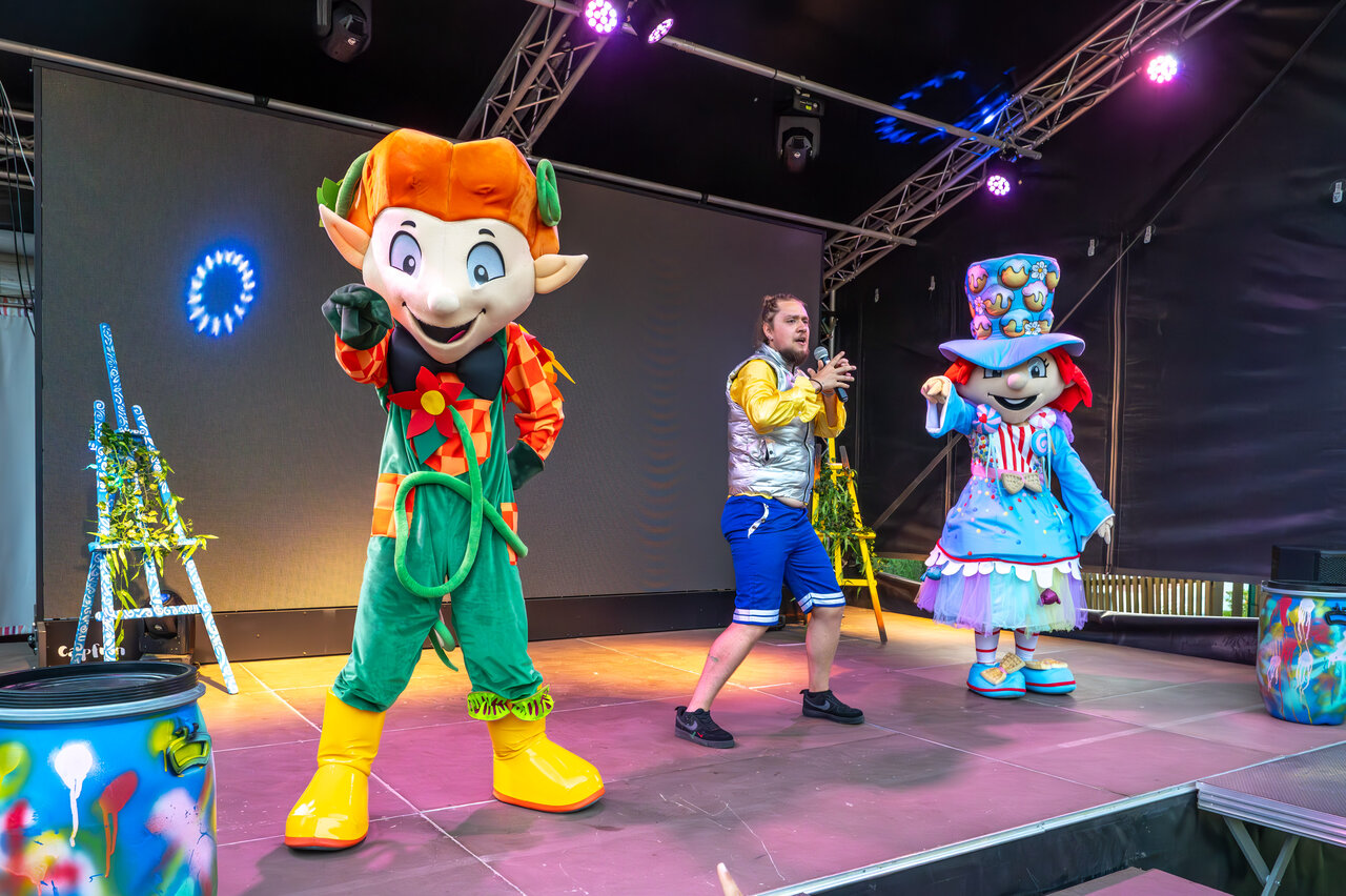 Mascottes et animateur en spectacle au camping CAPFUN Pachacaid � La Mole (83).