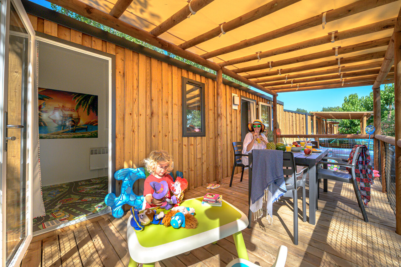 Mobil-home terrasse ombrag�e, famille au camping CAPFUN Pachacaid � La Mole (83).