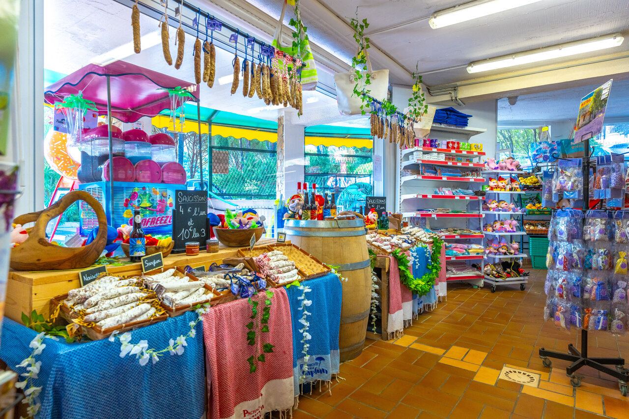 �picerie du camping, charcuterie, saucissons, boissons au CAPFUN Pachacaid, La Mole (83).