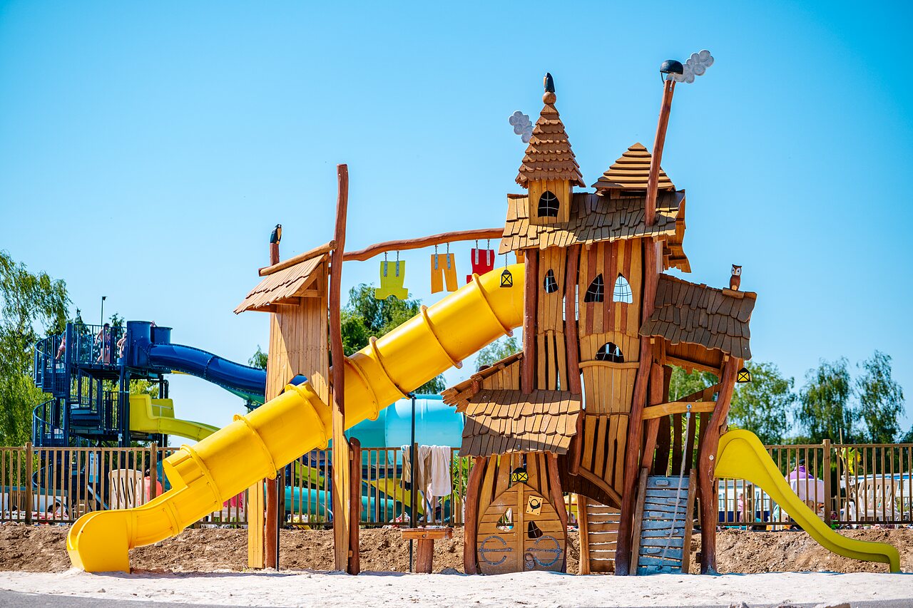 Toboggans et aire de jeux pour enfants au camping CAPFUN Pachy � FOSSES LA VILLE.