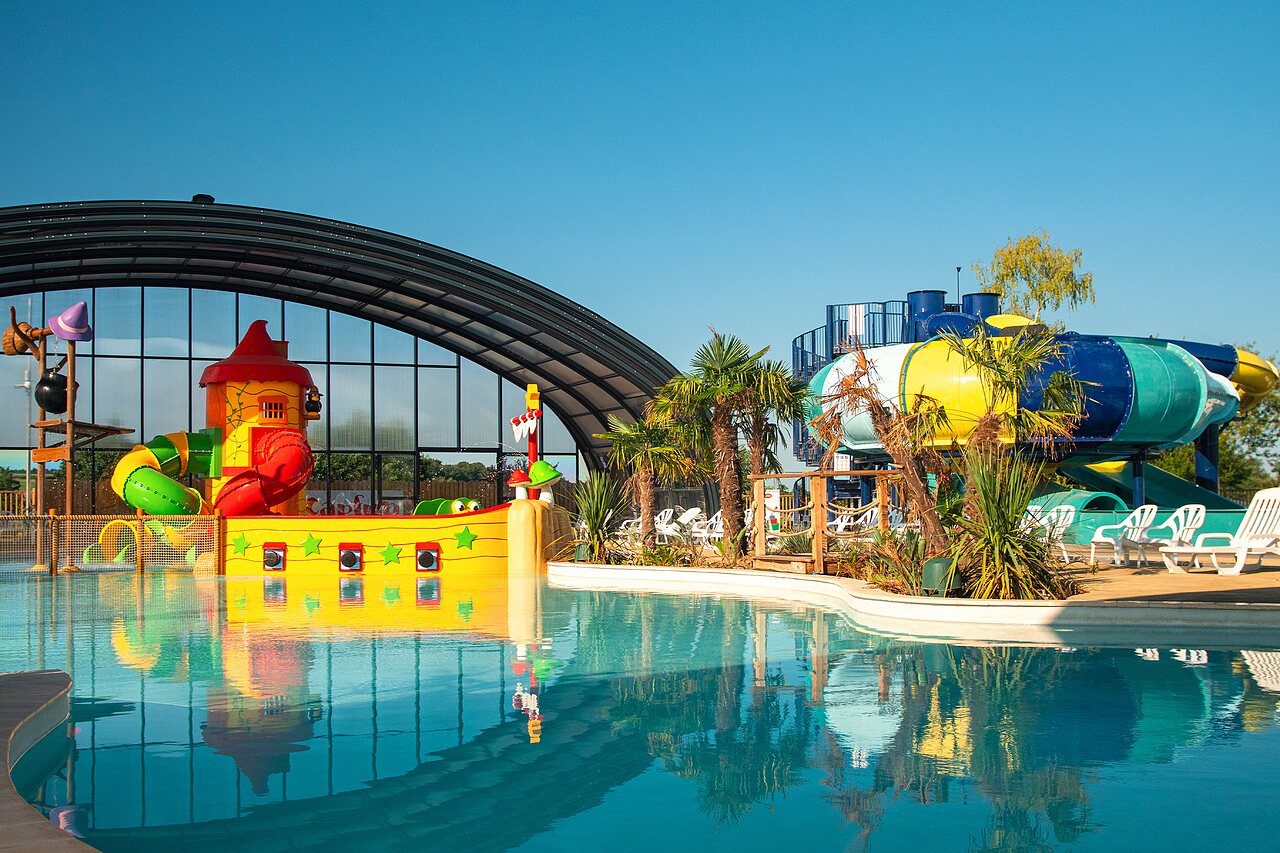 Piscine ext�rieure avec toboggans color�s et bateau pirate au camping CAPFUN Pachy � FOSSES LA VILLE.