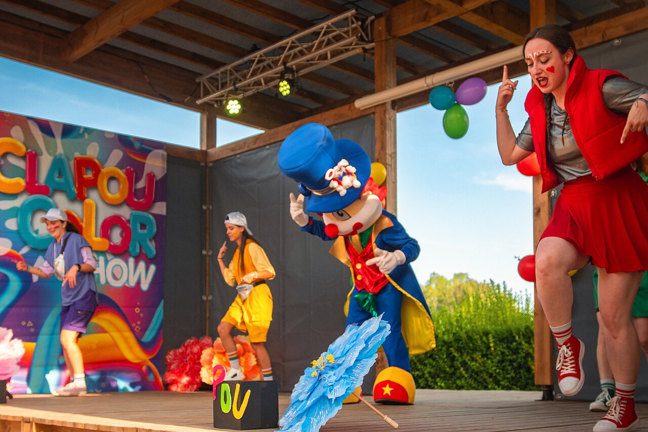 Spectacle d'animation avec mascotte et artistes sur sc�ne au camping CAPFUN Pachy � FOSSES LA VILLE.