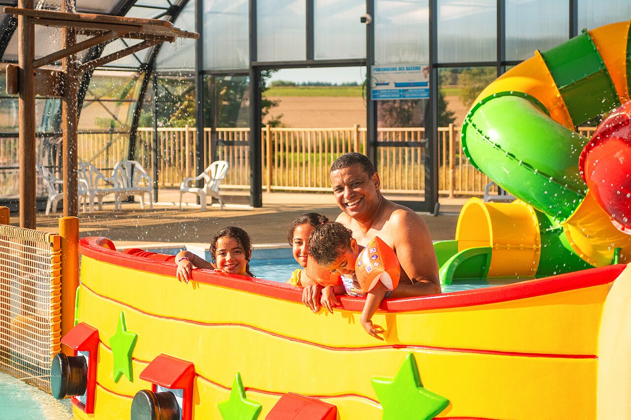 Piscine ludique, toboggan color�, famille au camping CAPFUN Pachy � FOSSES LA VILLE.
