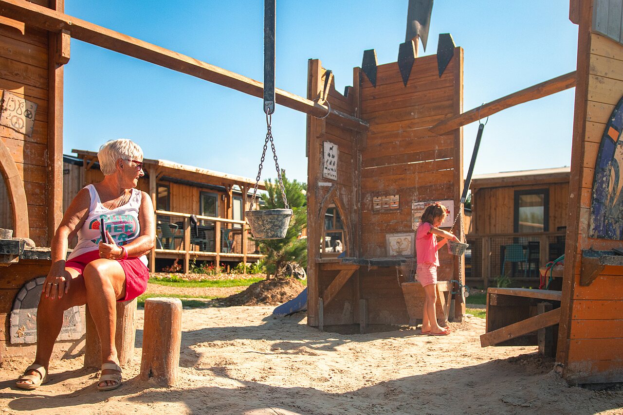 Aire de jeux en bois pour enfants, camping CAPFUN Pachy � FOSSES LA VILLE.