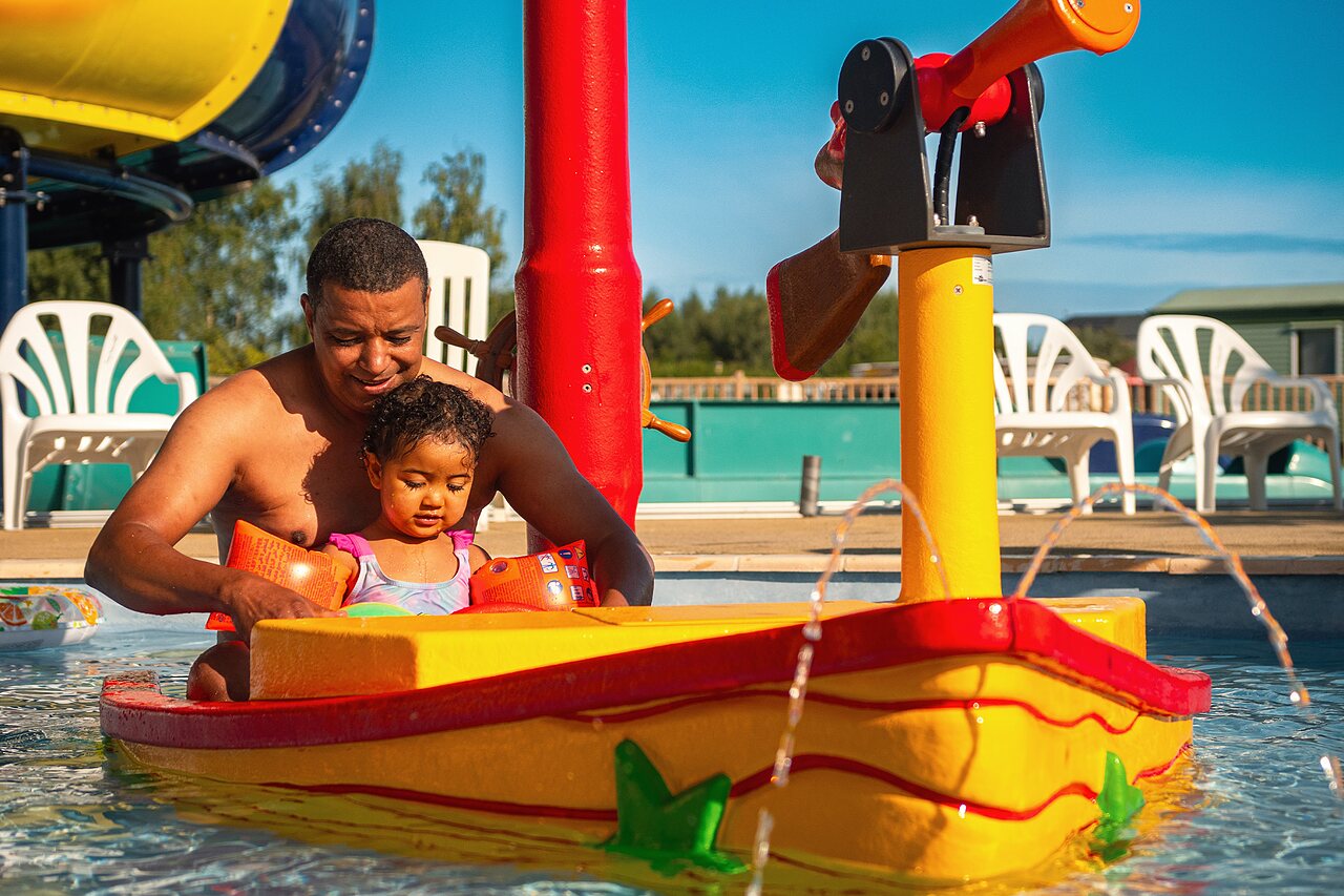 P�re enfant jeux aquatiques au camping CAPFUN Pachy � FOSSES LA VILLE.