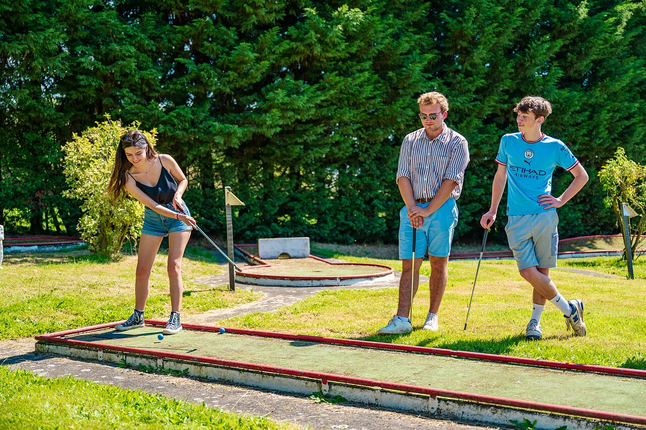 Mini-golf ext�rieur avec jeunes adultes au camping CAPFUN Pachy � FOSSES LA VILLE.