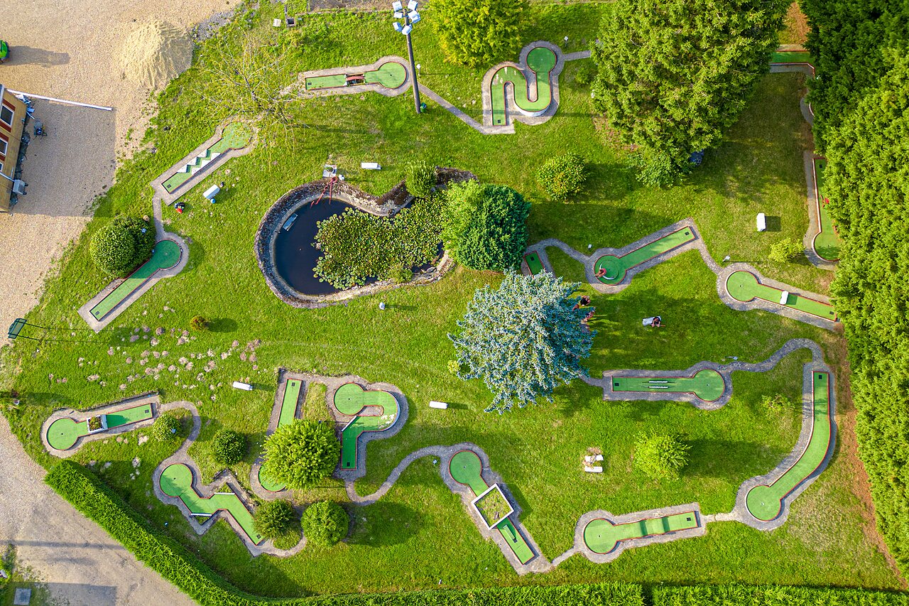 Parcours de mini-golf vari� avec �tang au camping CAPFUN Pachy � FOSSES LA VILLE