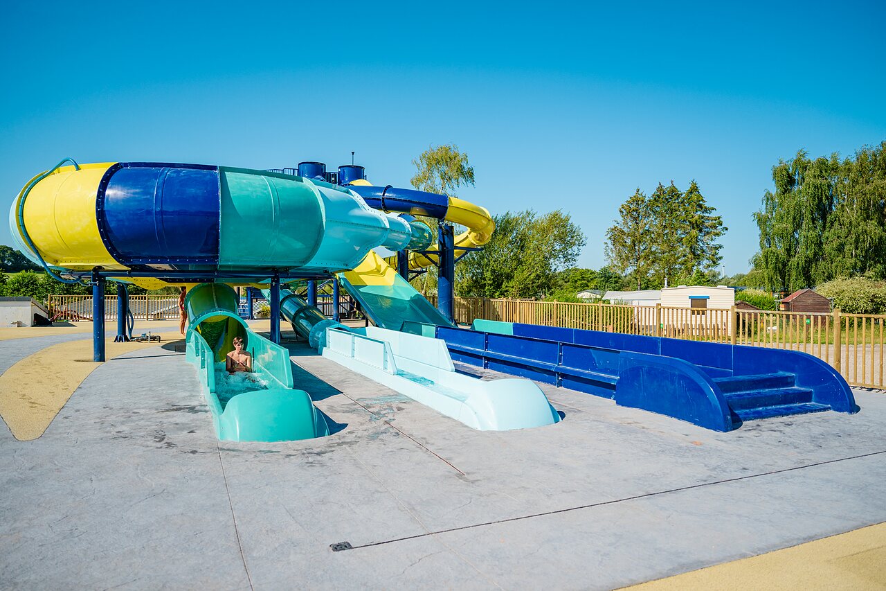 Toboggans aquatiques color�s et enfant s'amusant au camping CAPFUN Pachy � FOSSES LA VILLE.