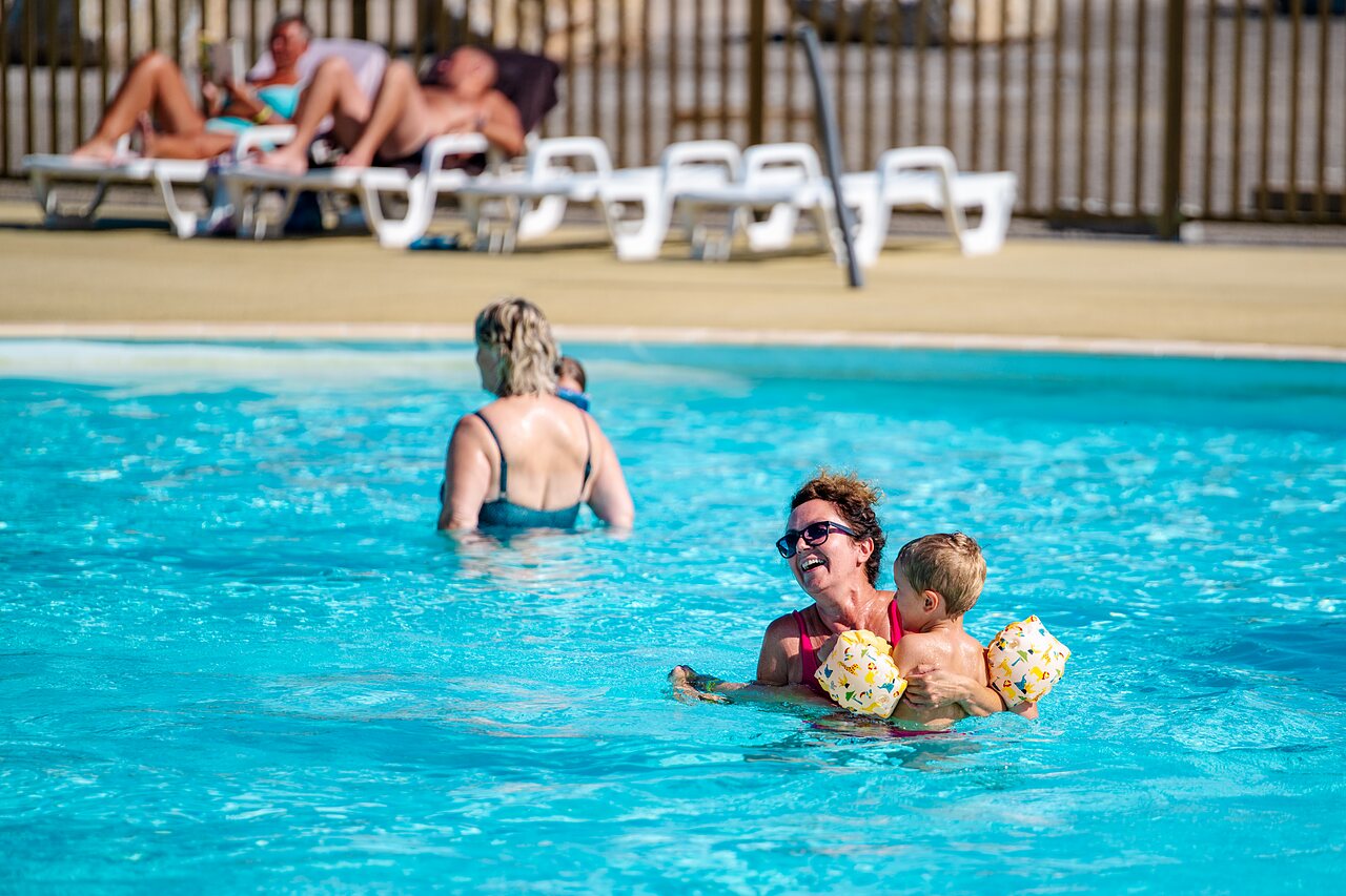 Femme et enfant avec brassards dans la piscine au camping CAPFUN Pachy � FOSSES LA VILLE.