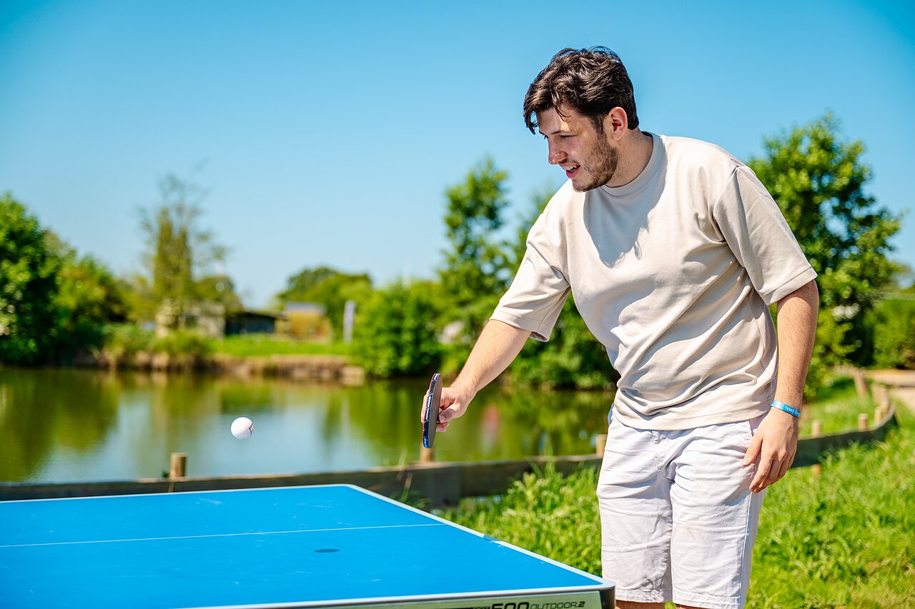 Ping-pong en ext�rieur pr�s du lac, CAPFUN Pachy � FOSSES LA VILLE.