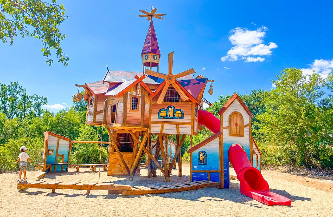 Aire de jeux avec toboggans au camping VAGUES OCEANES Paille Basse � Souillac (46).