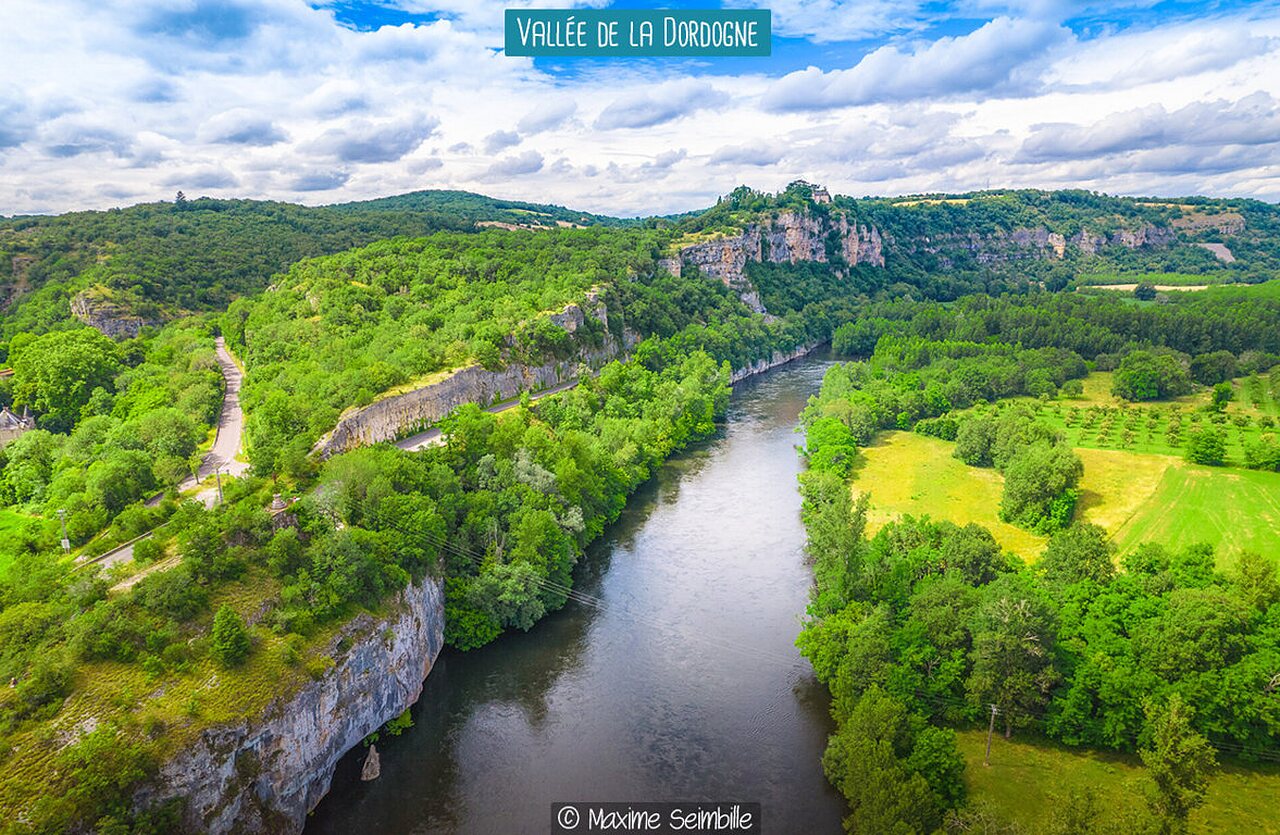 Splendide vall�e de la Dordogne avec rivi�re et falaises, lieu � visiter pr�s de Souillac.