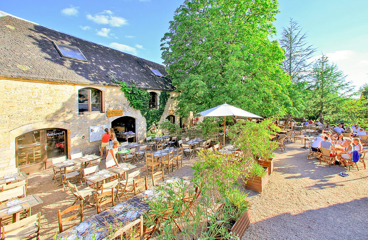 Terrasse de restaurant ext�rieure anim�e au camping VAGUES OCEANES Paille Basse � Souillac (46).