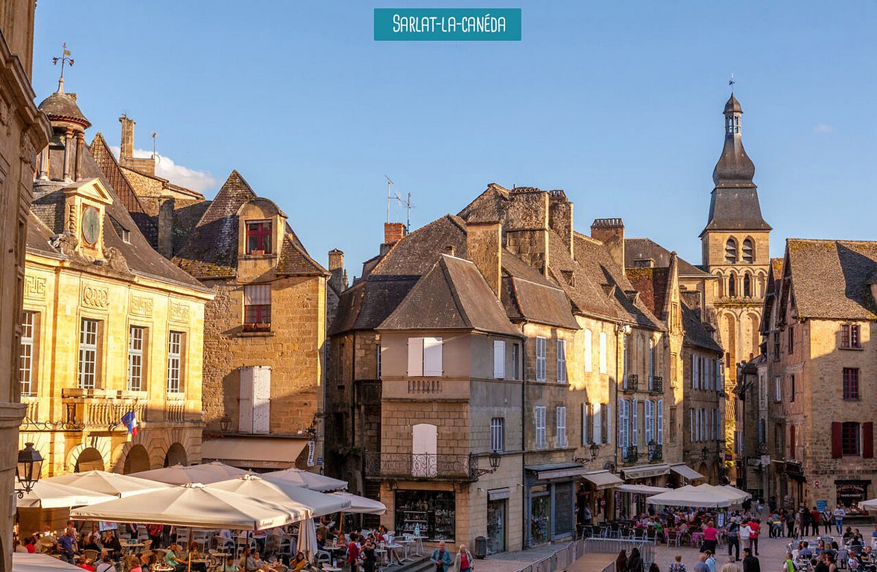 Place historique anim�e de Sarlat-la-Can�da, ville � visiter pr�s du camping.