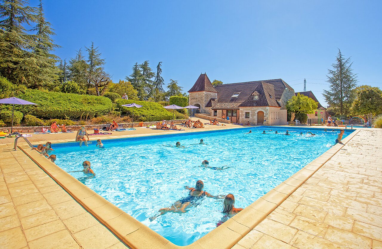 Piscine ext�rieure, baigneurs, b�timent traditionnel au camping VAGUES OCEANES Paille Basse � Souillac (46).