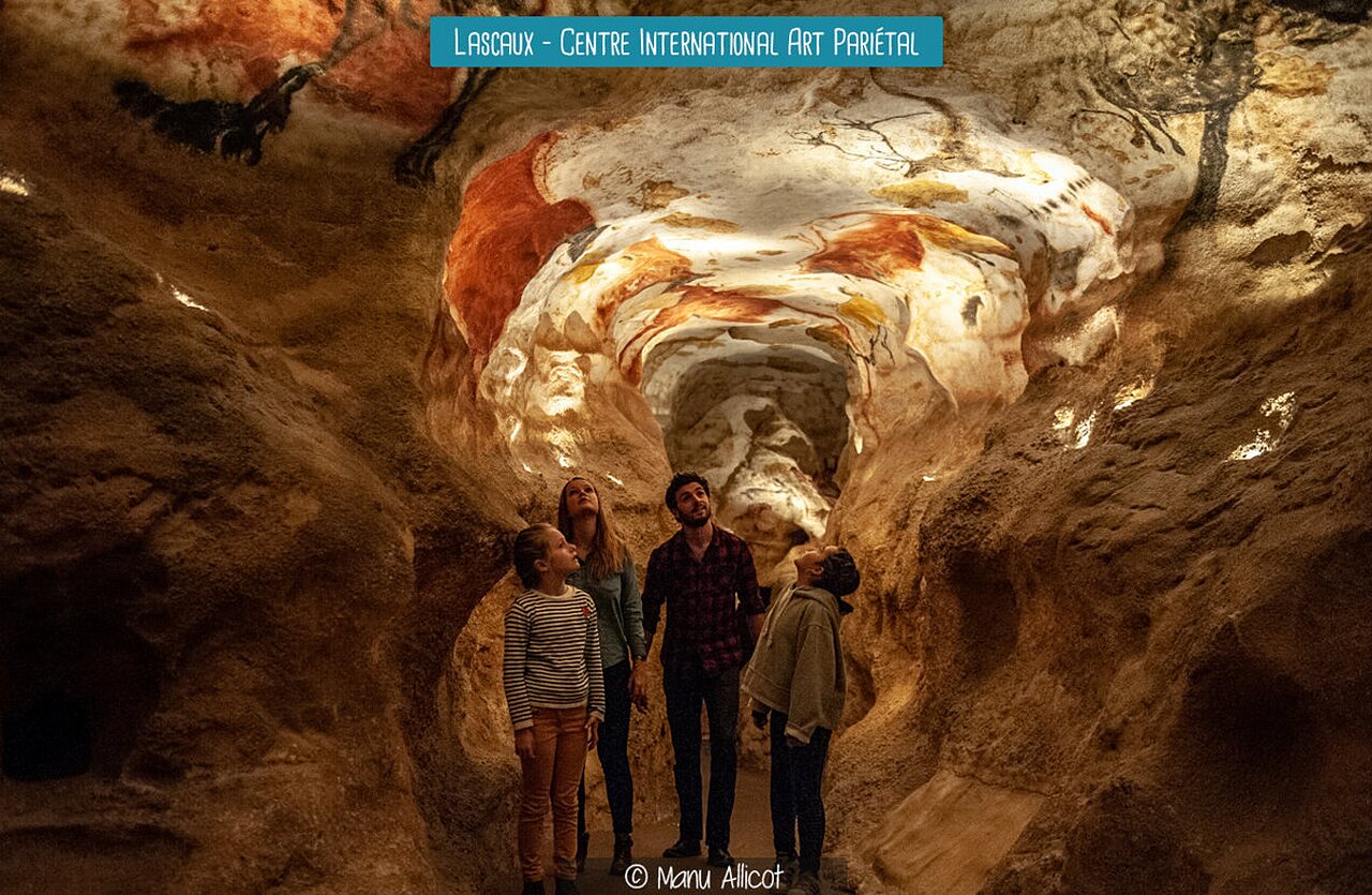 Famille visitant la grotte de Lascaux, site pr�historique majeur en Dordogne.
