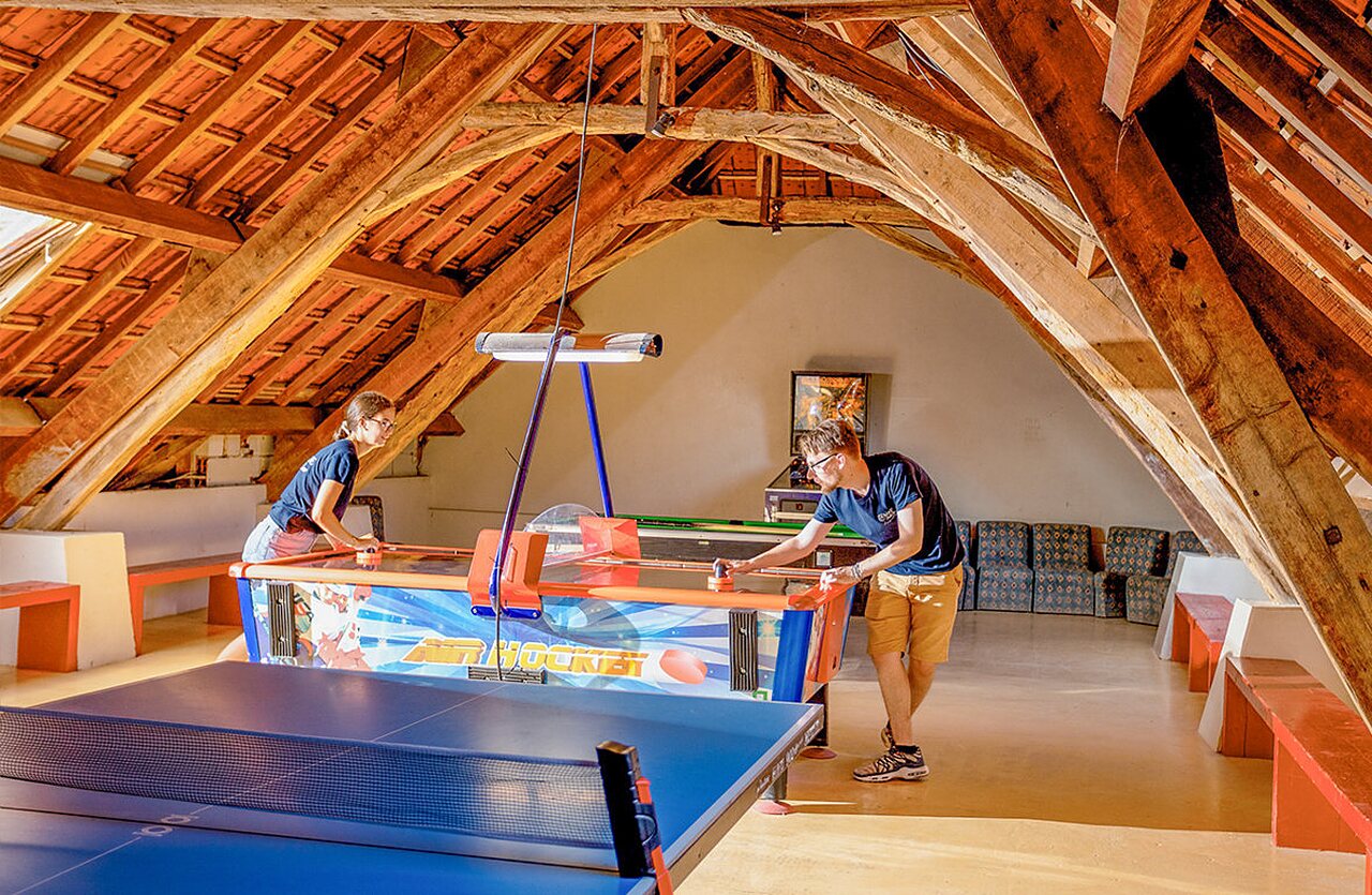 Air hockey et tennis de table au camping VAGUES OCEANES � Souillac (46).