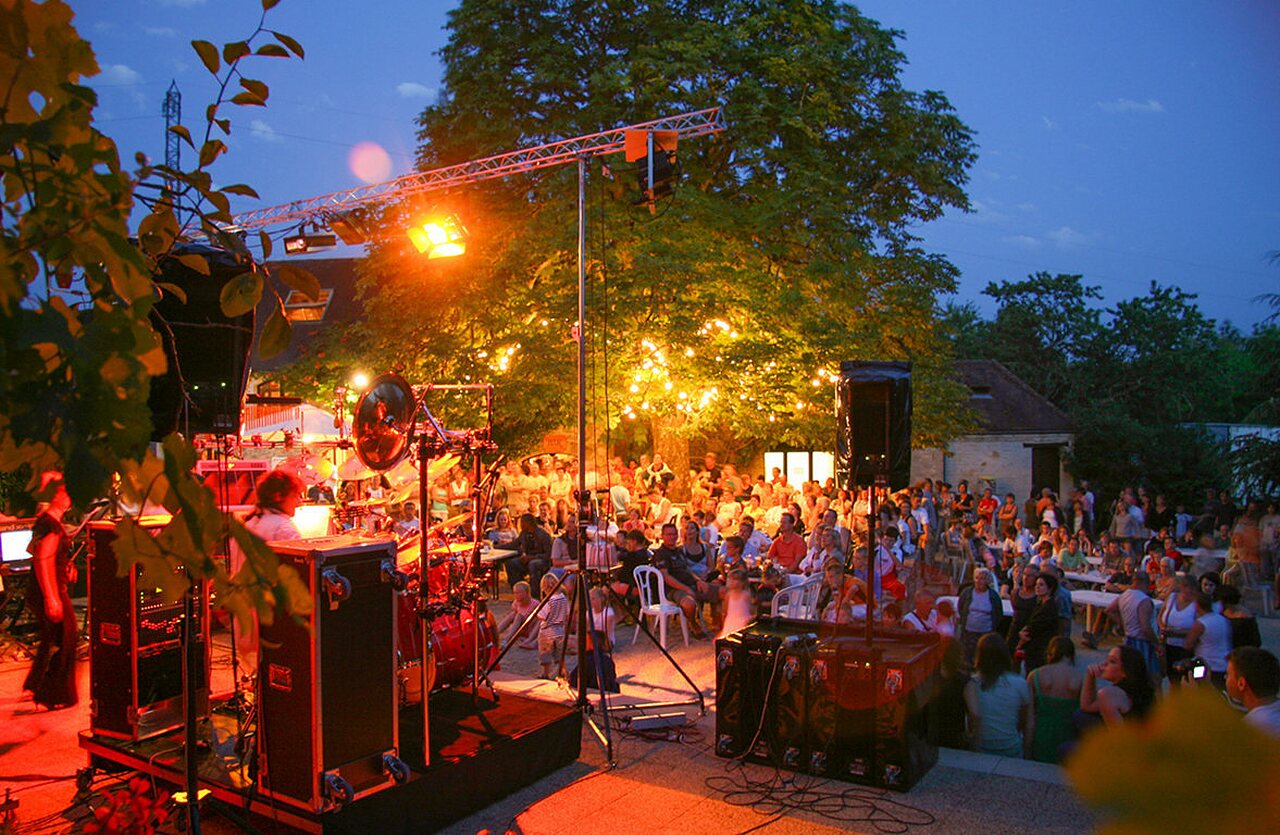 Animation musicale ext�rieure au camping VAGUES OCEANES Paille Basse � Souillac (46).