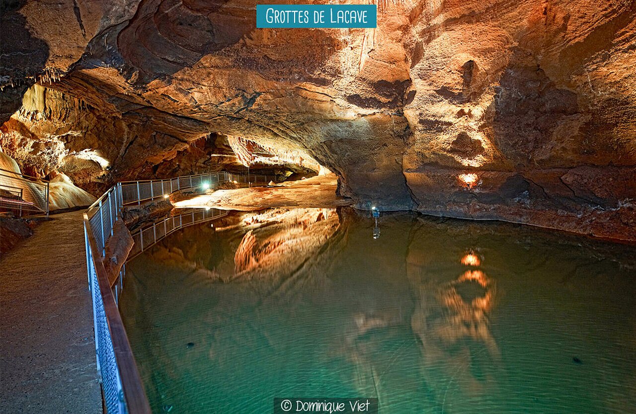Grottes de Lacave avec lac souterrain et chemin am�nag�, � visiter pr�s de Souillac.