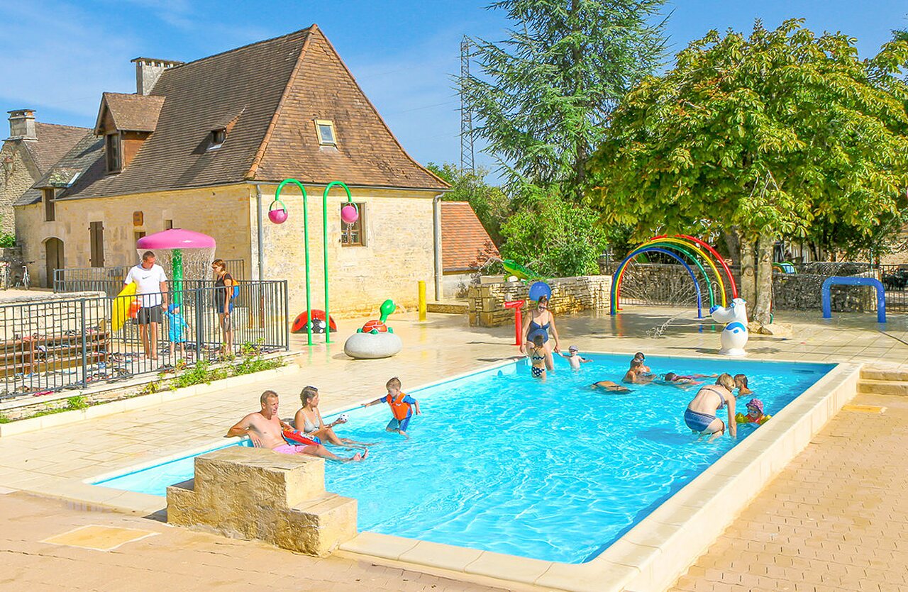 Piscine ext�rieure avec jeux d'eau pour enfants au camping VAGUES OCEANES Paille Basse � Souillac (46).