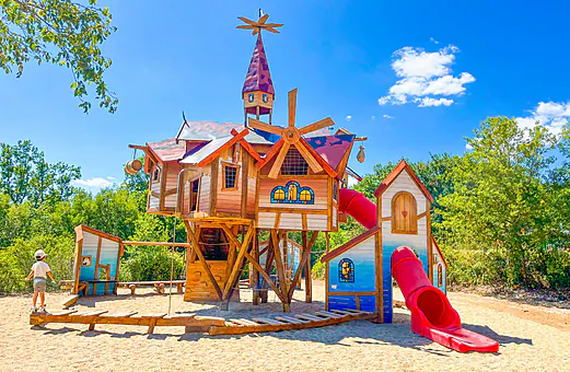 Aire de jeux avec toboggans au camping VAGUES OCEANES Paille Basse � Souillac (46).