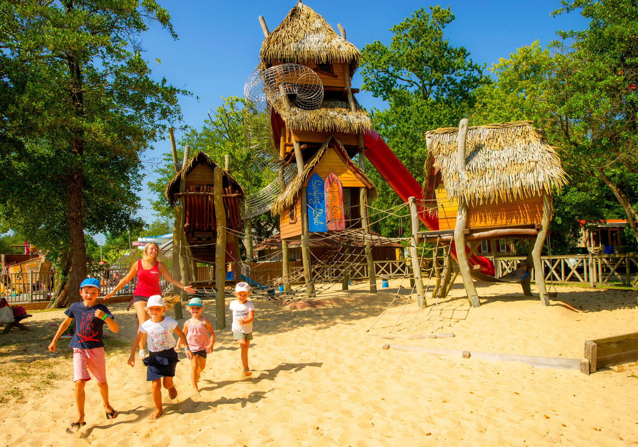 Aire de jeux th�matique avec toboggan et enfants au camping CAPFUN Paillotte � AZUR (40).