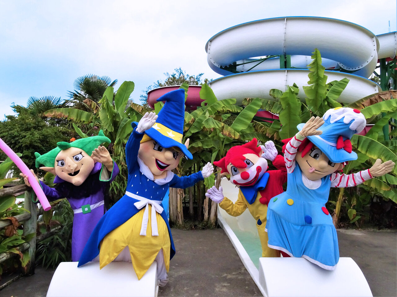 Mascottes color�es et toboggans aquatiques au camping CAPFUN Paillotte � AZUR (40).