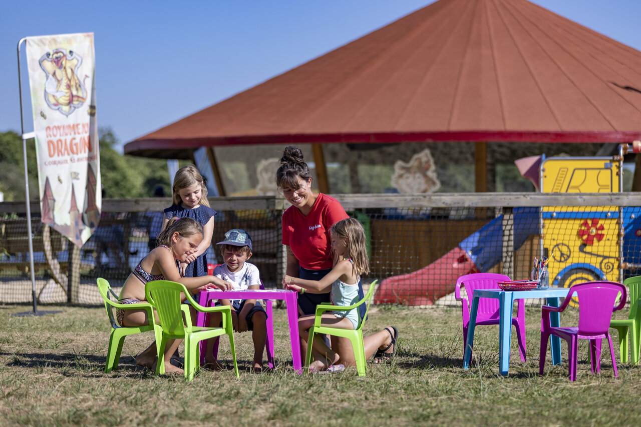 Animatrice et enfants participant � une activit� cr�ative au camping CAPFUN Paillotte � AZUR (40).