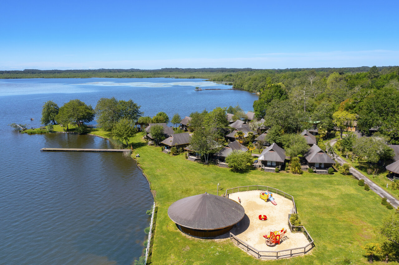 Mobil-homes, lac et aire de jeux au camping CAPFUN Paillotte � AZUR.