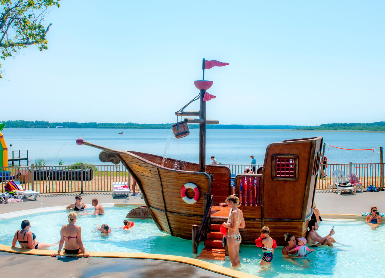 Bateau pirate et piscine ludique pour enfants au camping CAPFUN Paillotte � AZUR (40).