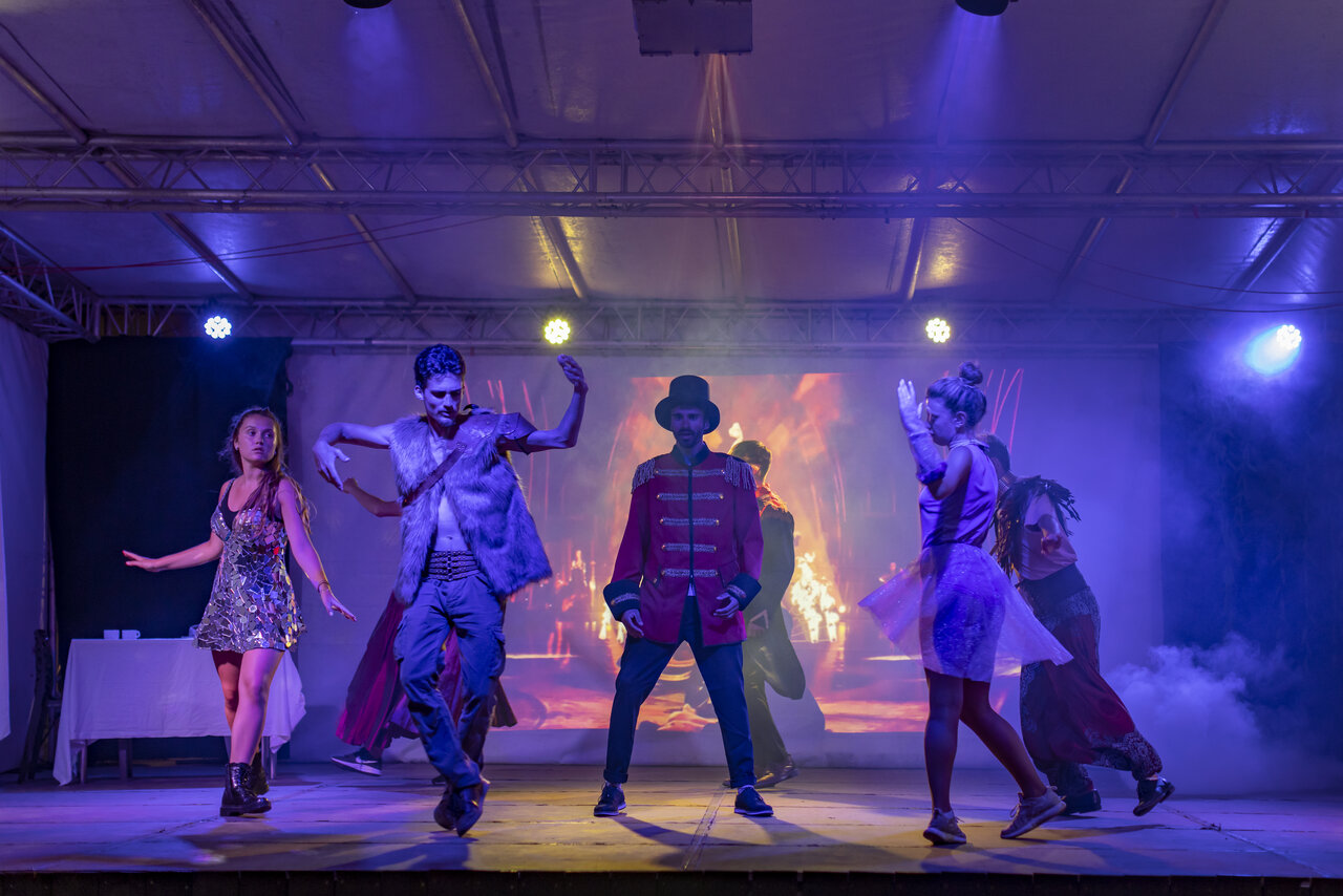 Spectacle d'animation avec danseurs costum�s sur sc�ne au camping CAPFUN Paillotte � AZUR.