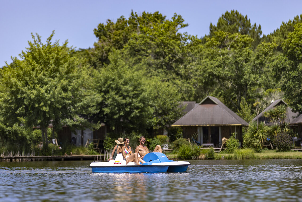 P�dalo sur le lac, nature luxuriante au camping CAPFUN Paillotte � AZUR (40).