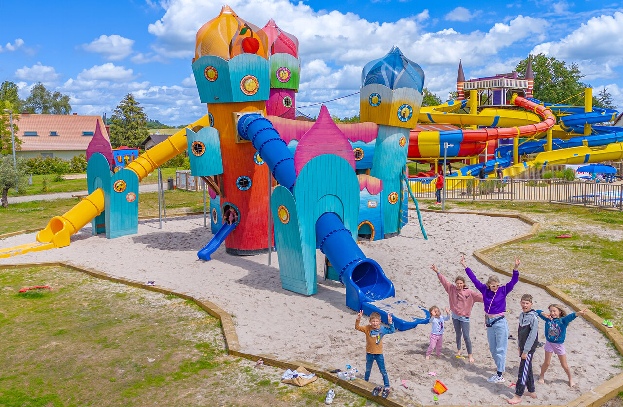 Aire de jeux g�ante et parc aquatique au camping CAPFUN Palais de Gaufrette � R�mering les Puttelange (57).