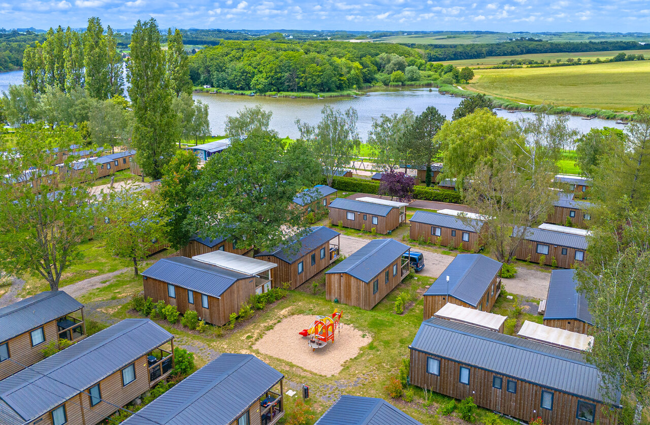Mobil-homes, aire de jeux et lac, vue a�rienne au camping CAPFUN Palais de Gaufrette � R�mering les Puttelange (57).