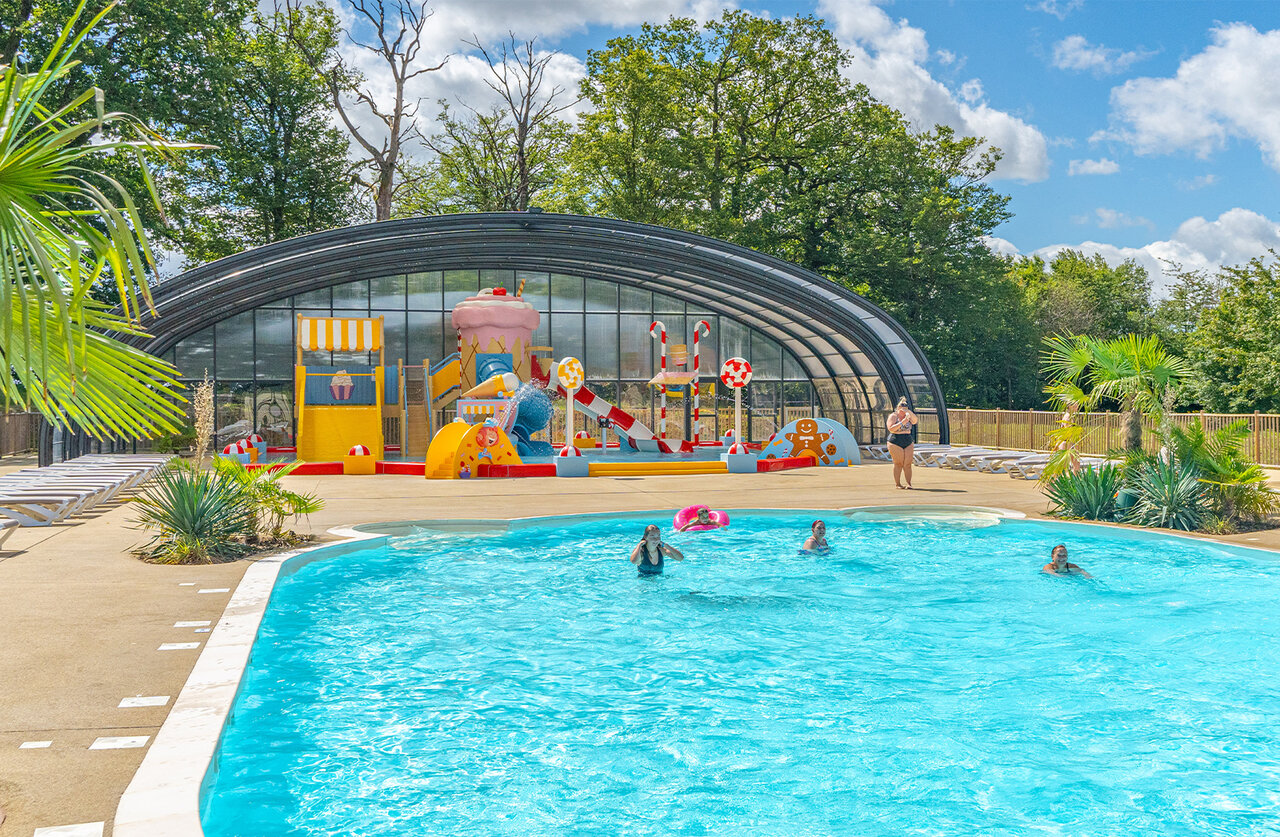 Piscine ext�rieure, jeux aquatiques couverts au camping CAPFUN Palais de Gaufrette (57).